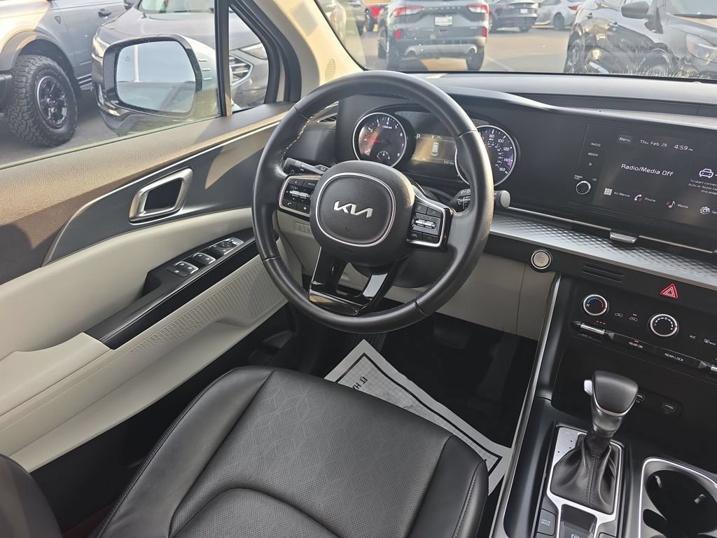 Used 2023 Kia Carnival LX FWD image 19