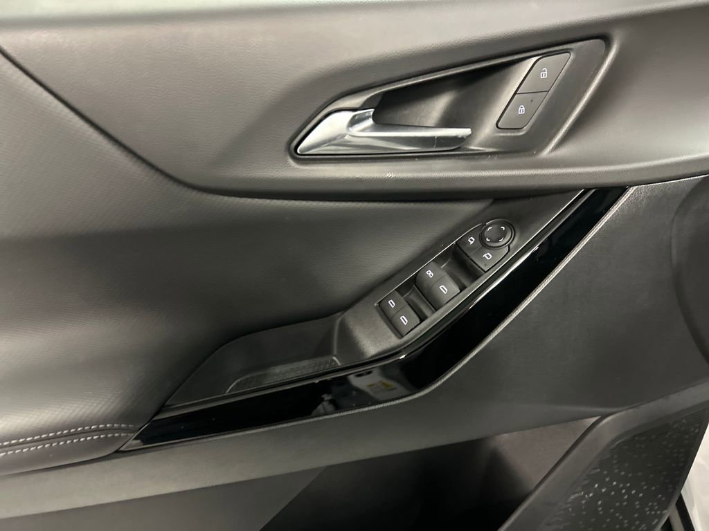 Used 2025 Chevrolet Equinox LT w/ Safety and Technology Package image 14