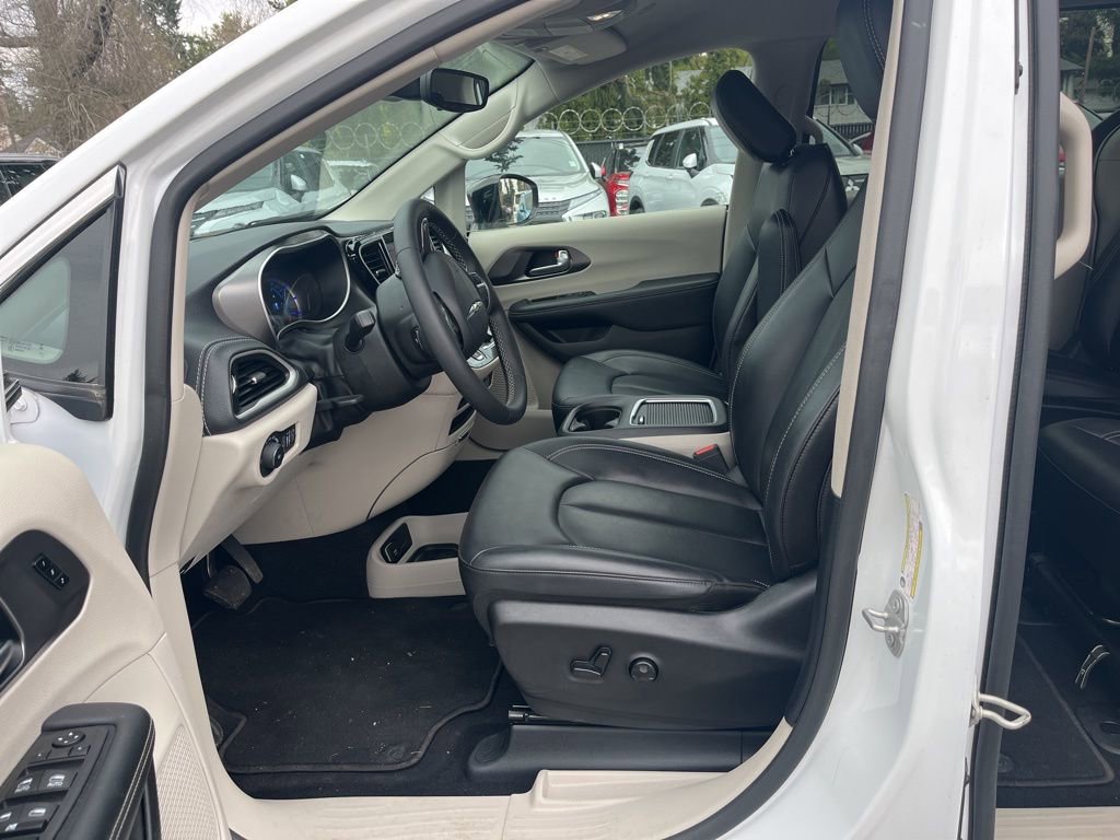 Used 2024 Chrysler Pacifica Select image 10