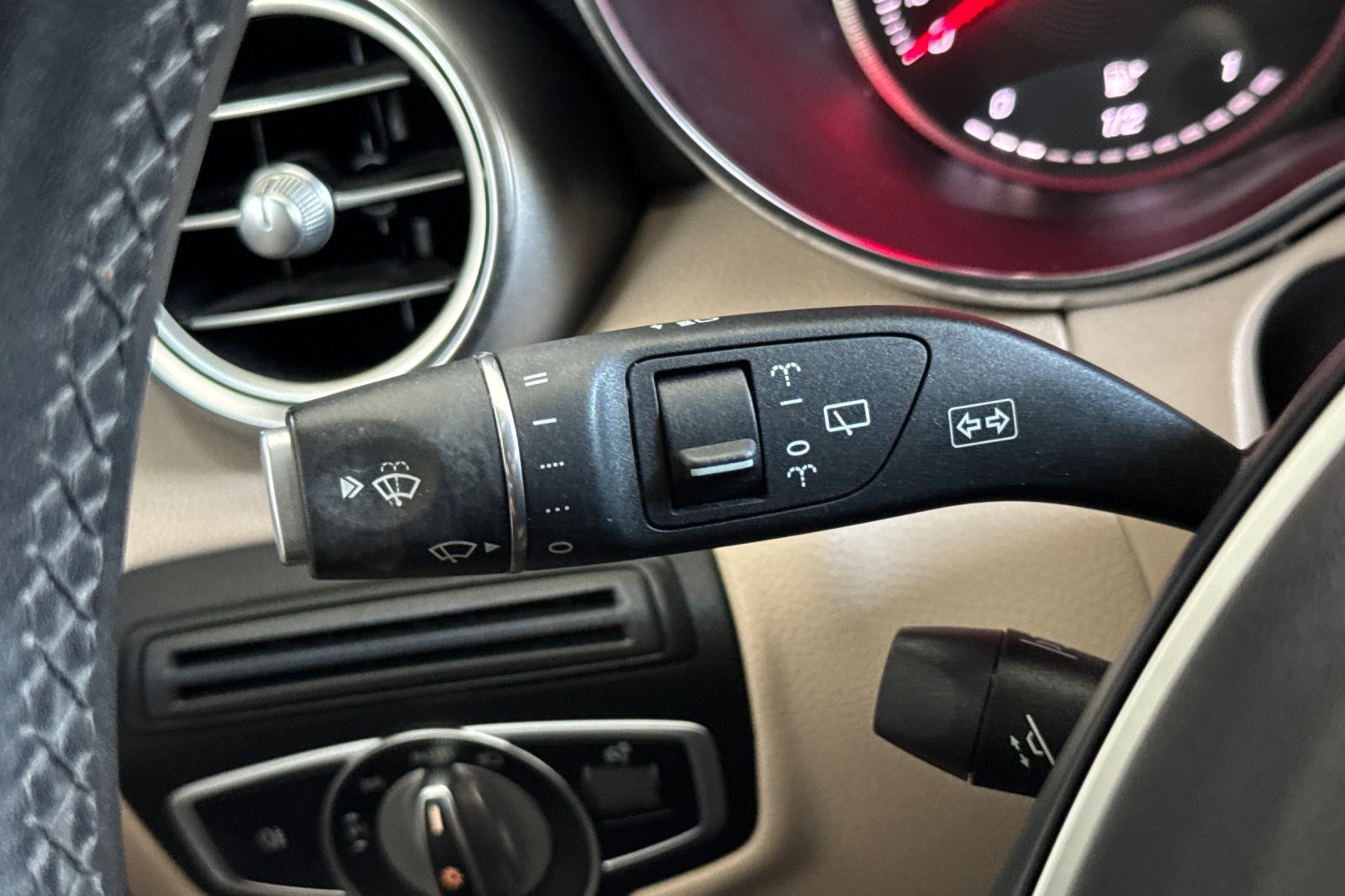 Used 2018 Mercedes-Benz GLC 300 4MATIC image 33