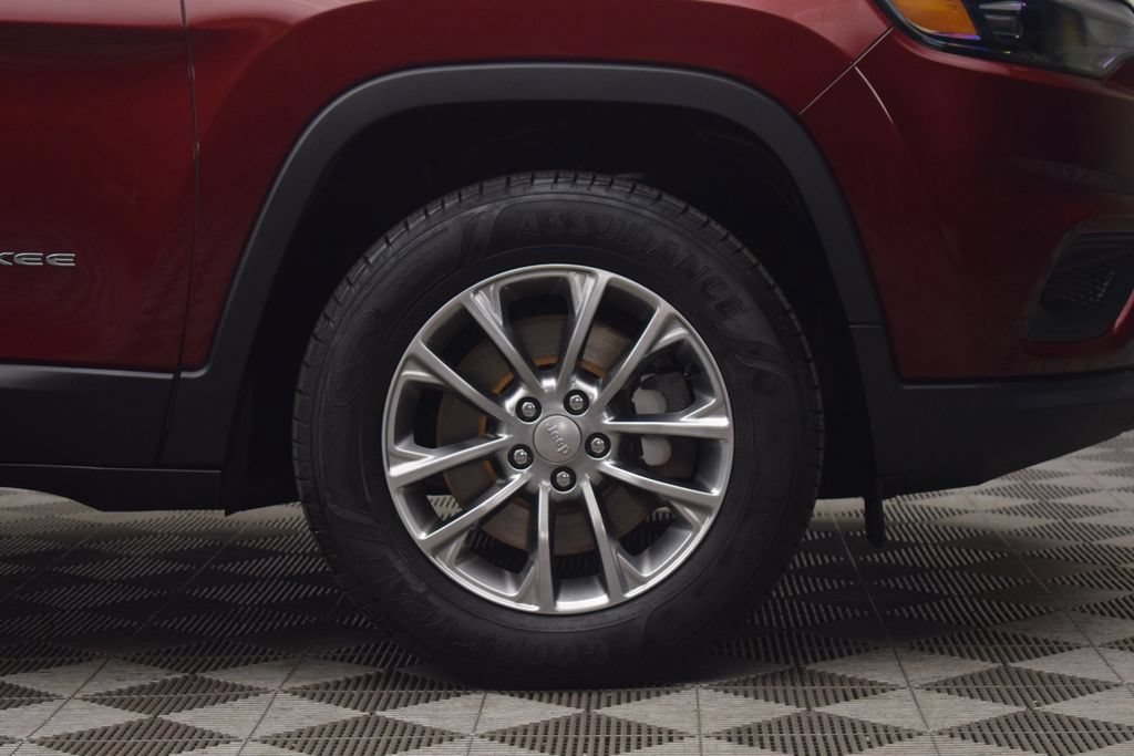 Used 2019 Jeep Cherokee Latitude Plus w/ Cold Weather Group AWD/4WD image 30