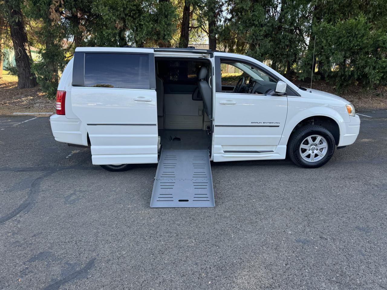Used 2010 Chrysler Town & Country Touring FWD image 2
