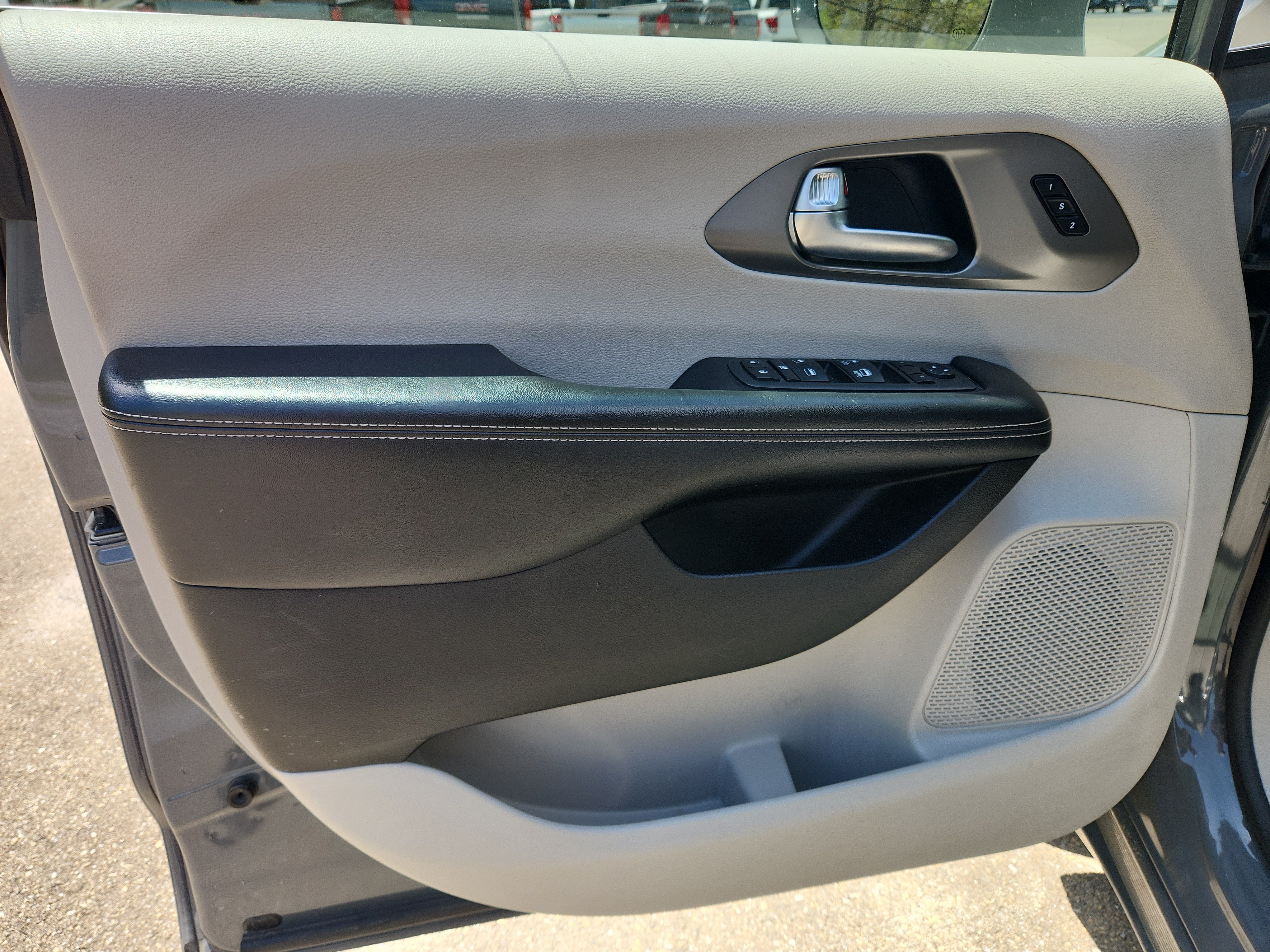 Used 2022 Chrysler Pacifica Touring-L FWD image 11