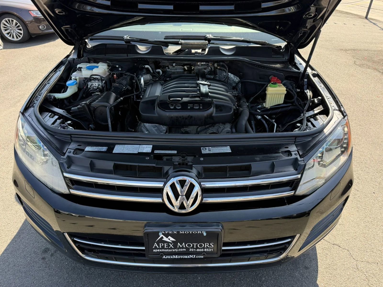 Used 2012 Volkswagen Touareg Sport image 54