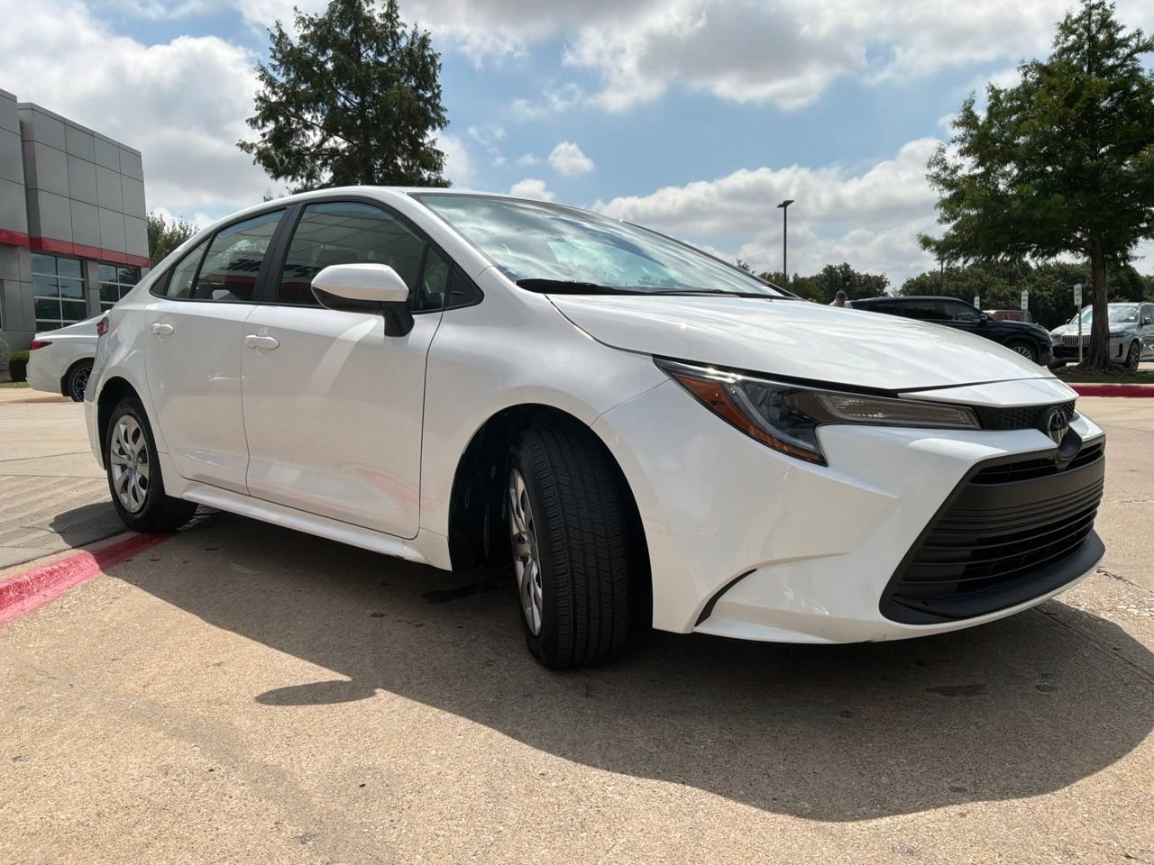 Used 2025 Toyota Corolla LE FWD image 4