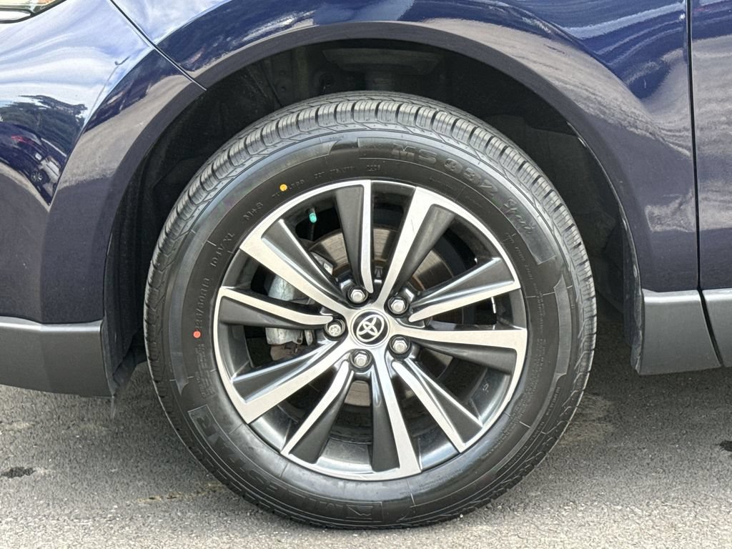 Used 2023 Toyota Venza LE AWD/4WD image 18