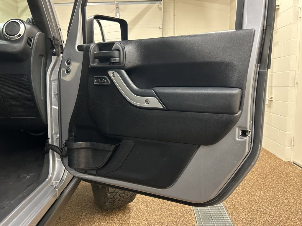 Used 2013 Jeep Wrangler Unlimited Rubicon w/ Connectivity Group AWD/4WD image 16