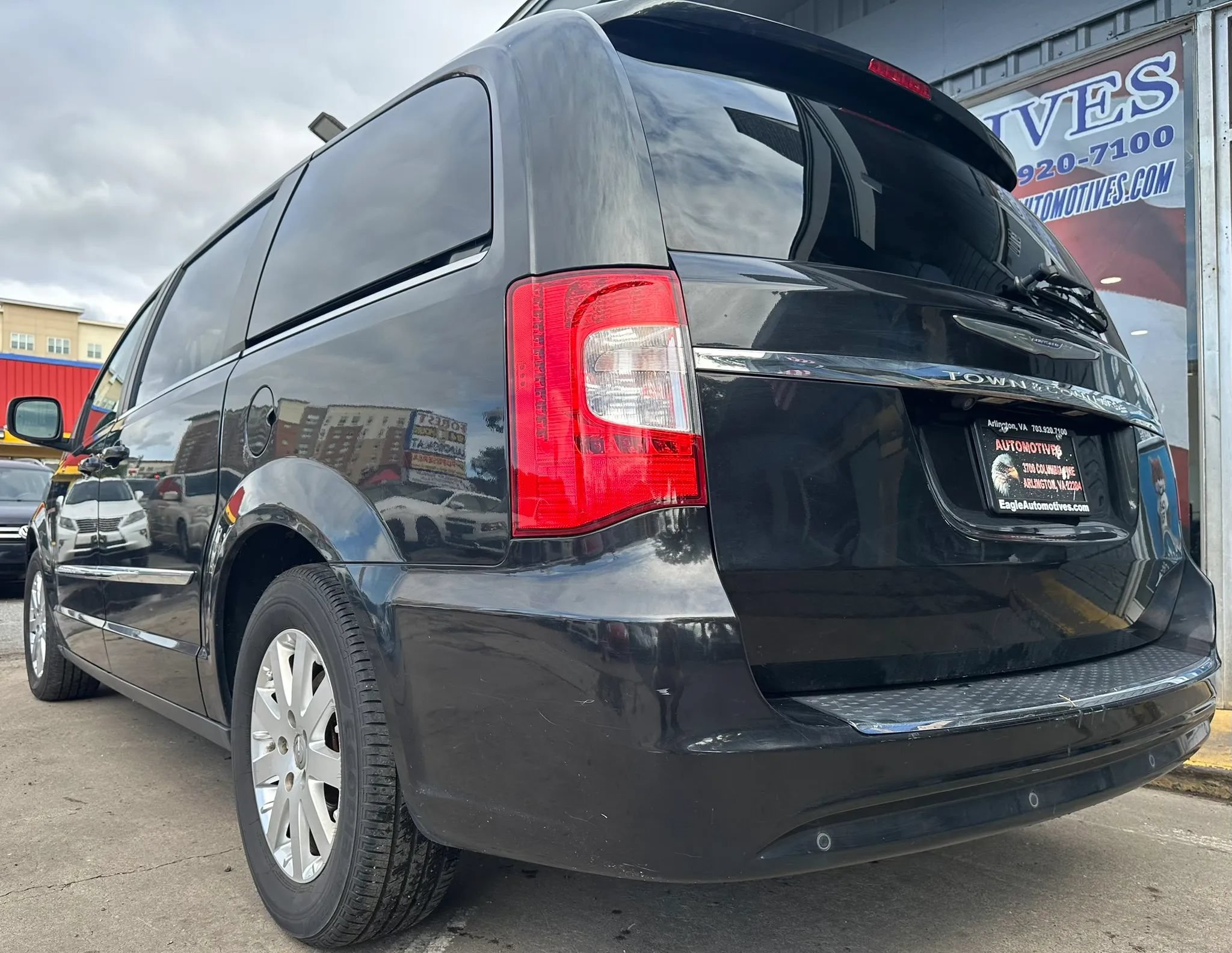 Used 2011 Chrysler Town & Country Touring-L w/ Driver Convenience Group FWD image 5