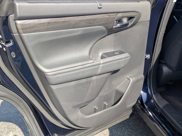 Used 2025 Toyota Highlander Platinum image 19