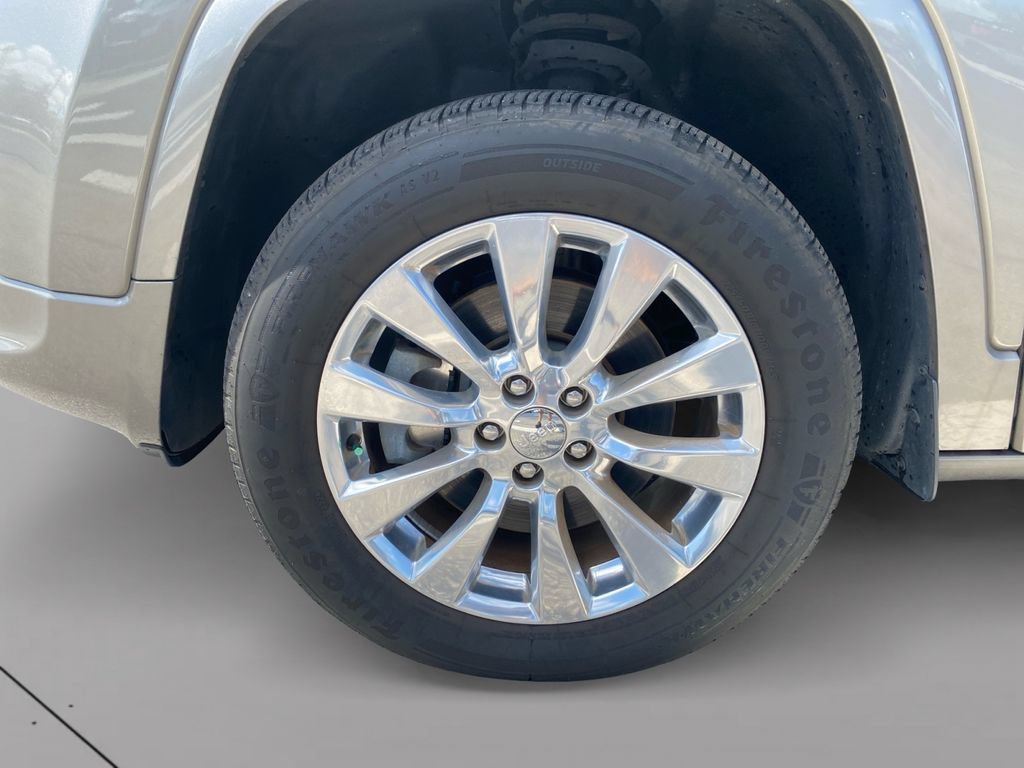 Used 2017 Jeep Cherokee Overland AWD/4WD image 12