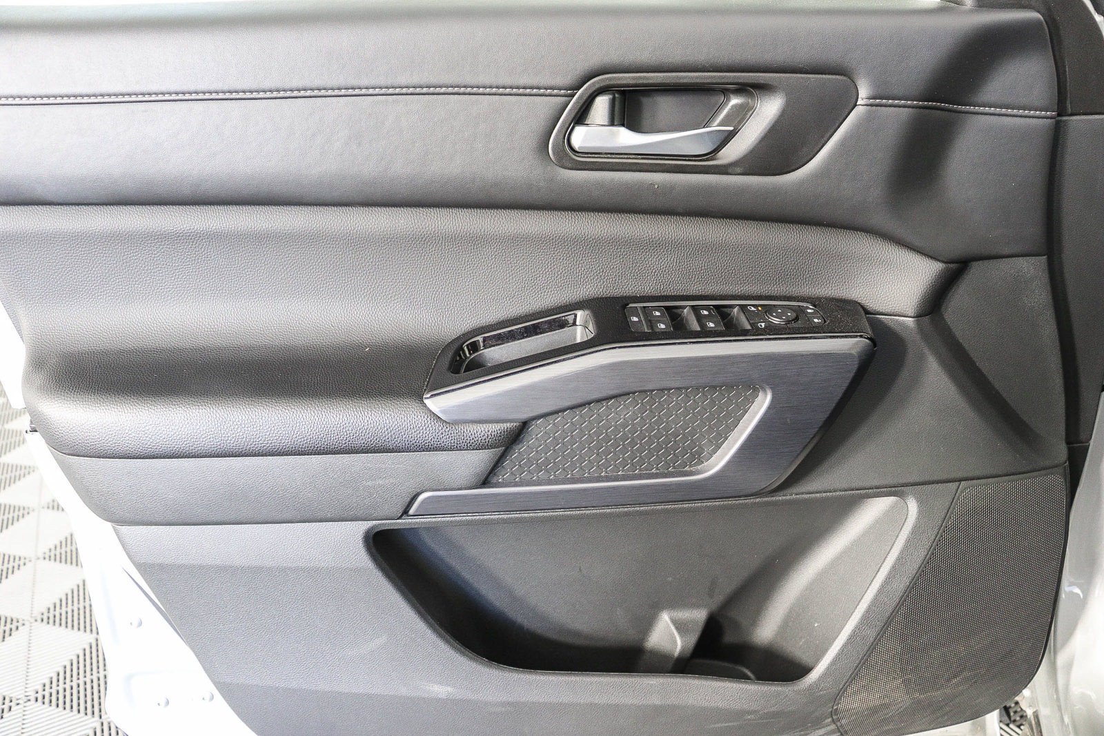 Used 2025 Nissan Pathfinder SL FWD image 23