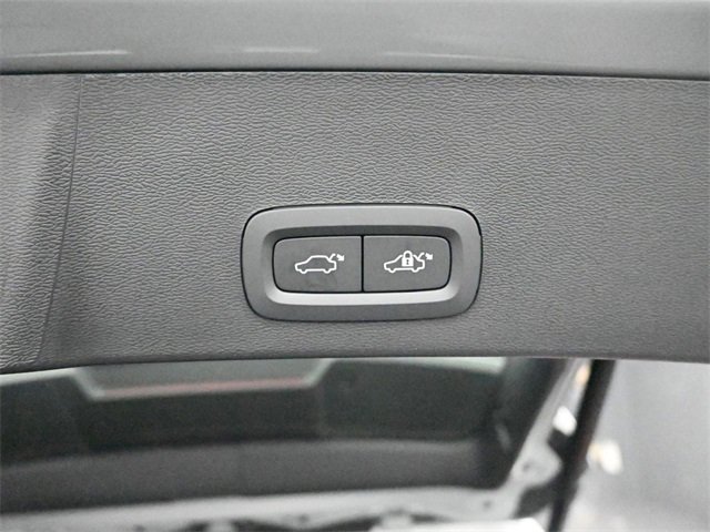 Used 2025 Volvo XC40 B5 Core image 26