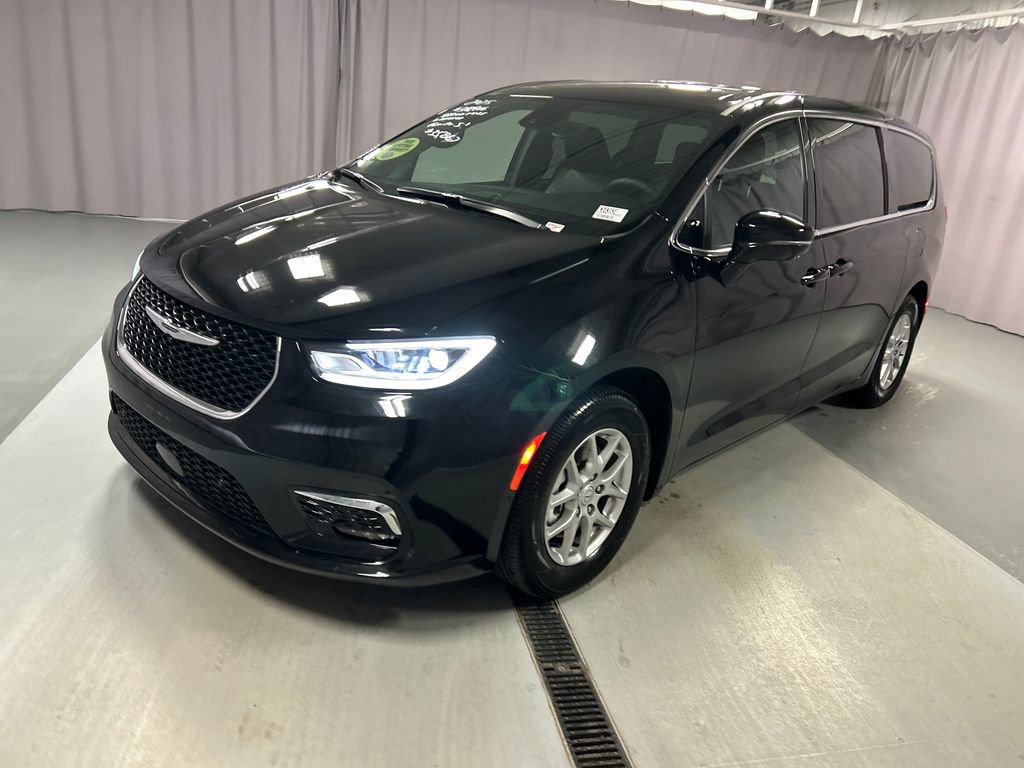 Used 2025 Chrysler Pacifica Select image 3