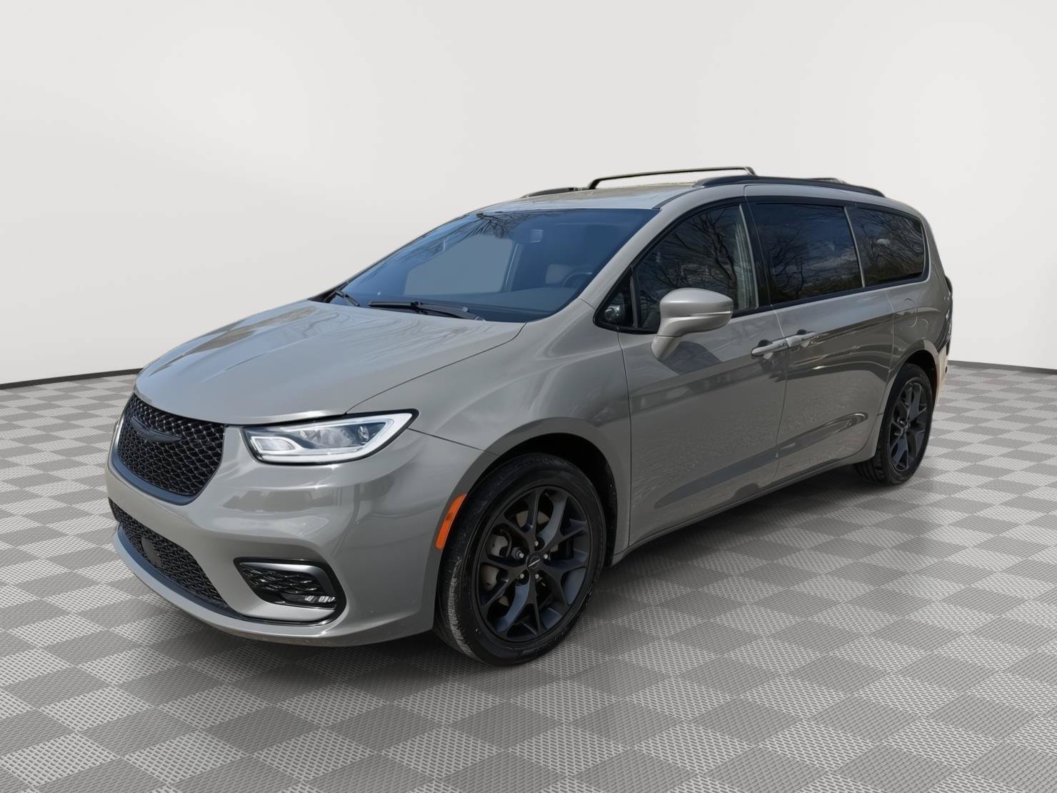 Used 2021 Chrysler Pacifica Touring-L w/ S Appearance Package AWD/4WD image 3
