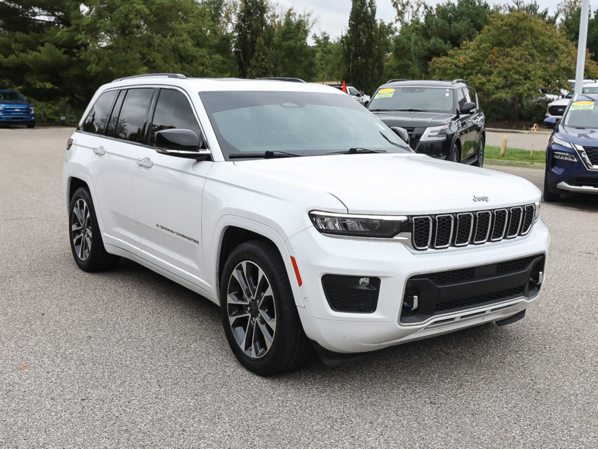 Used 2023 Jeep Grand Cherokee Overland w/ Luxury Tech Group IV AWD/4WD image 9