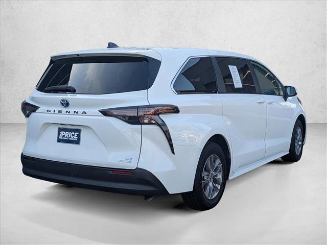 Used 2024 Toyota Sienna LE image 5