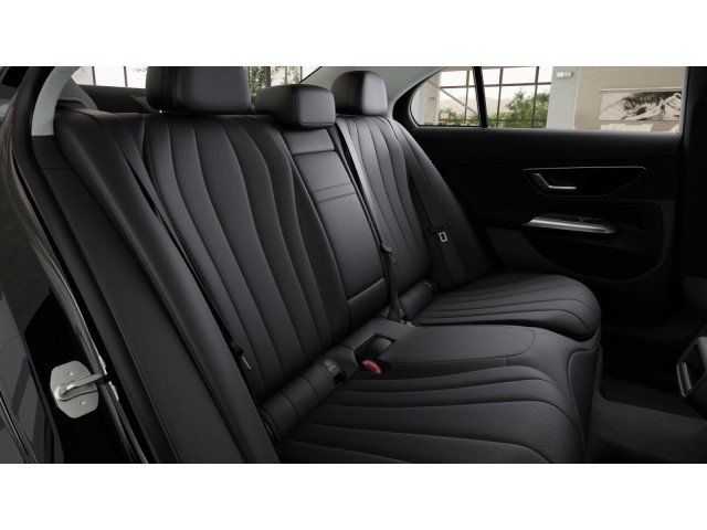 Used 2025 Mercedes-Benz E 350 4MATIC Sedan image 5