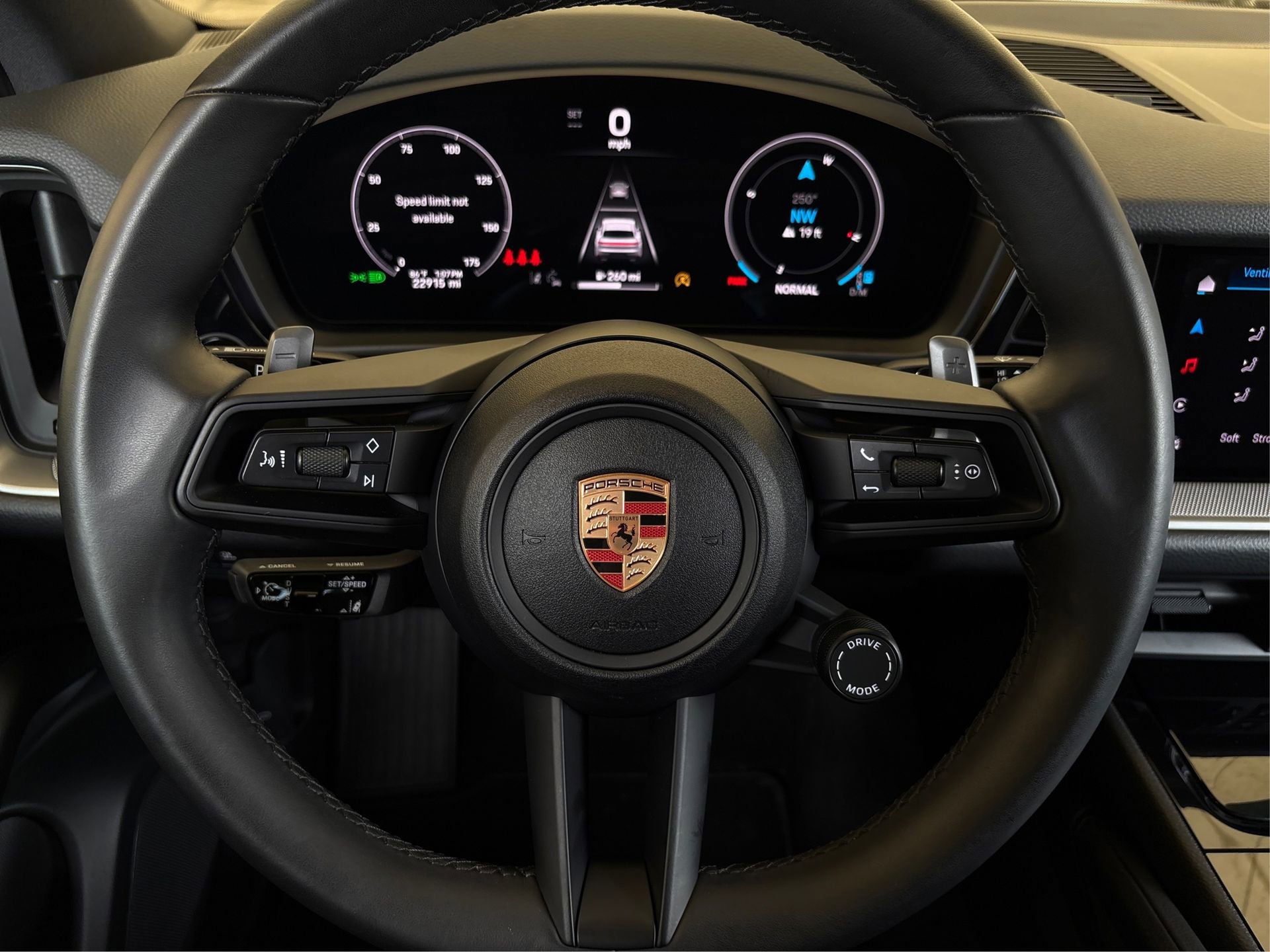 Used 2025 Porsche Cayenne AWD/4WD image 19