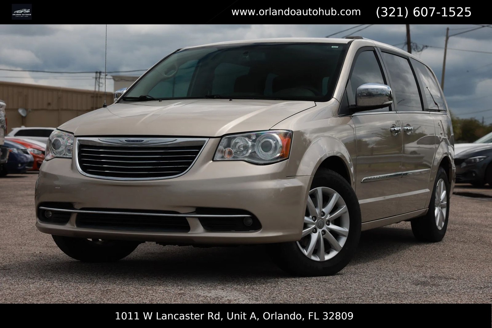 Used 2015 Chrysler Town & Country Limited Platinum FWD image 1