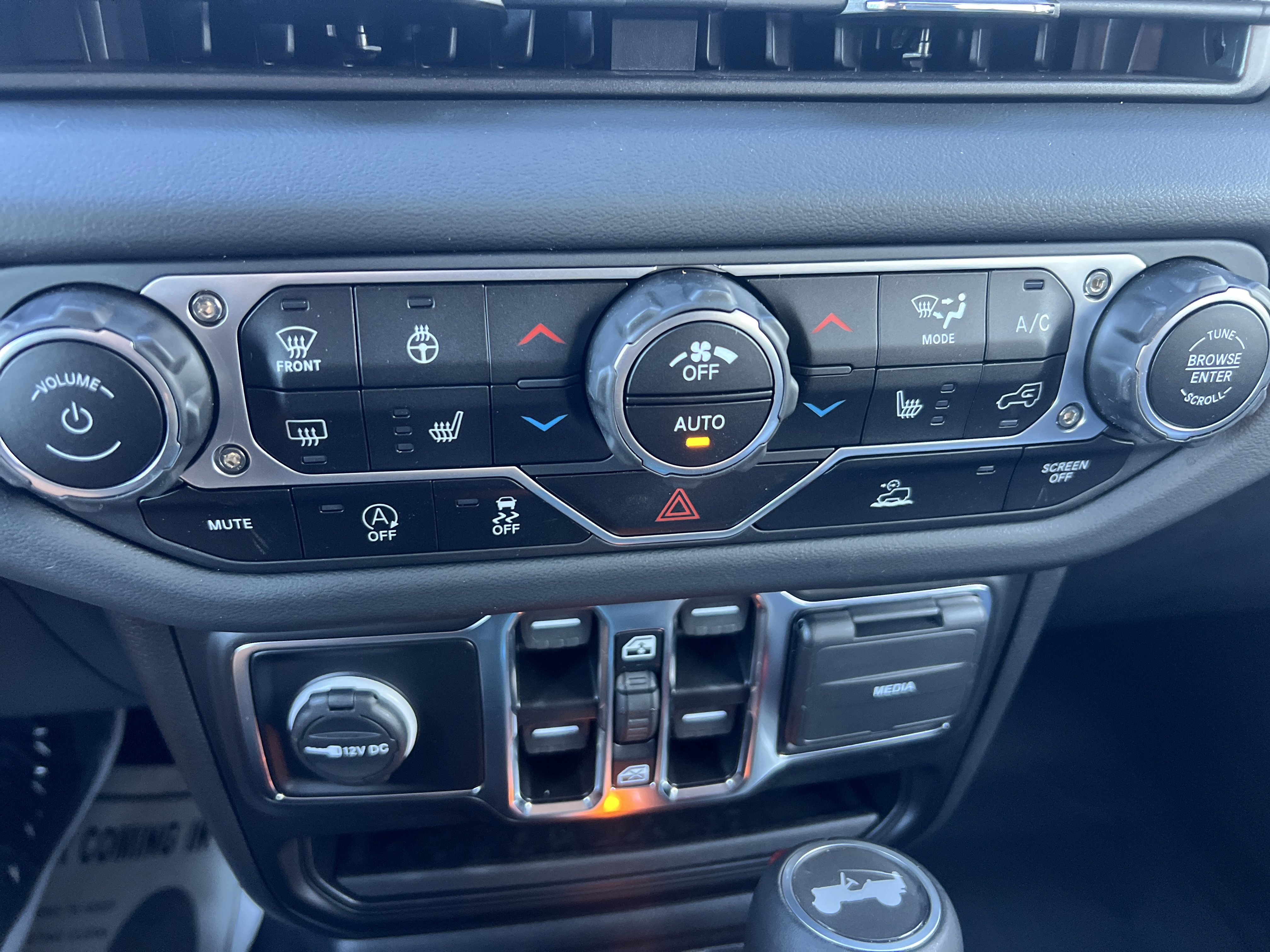 Used 2024 Jeep Wrangler Sahara image 19