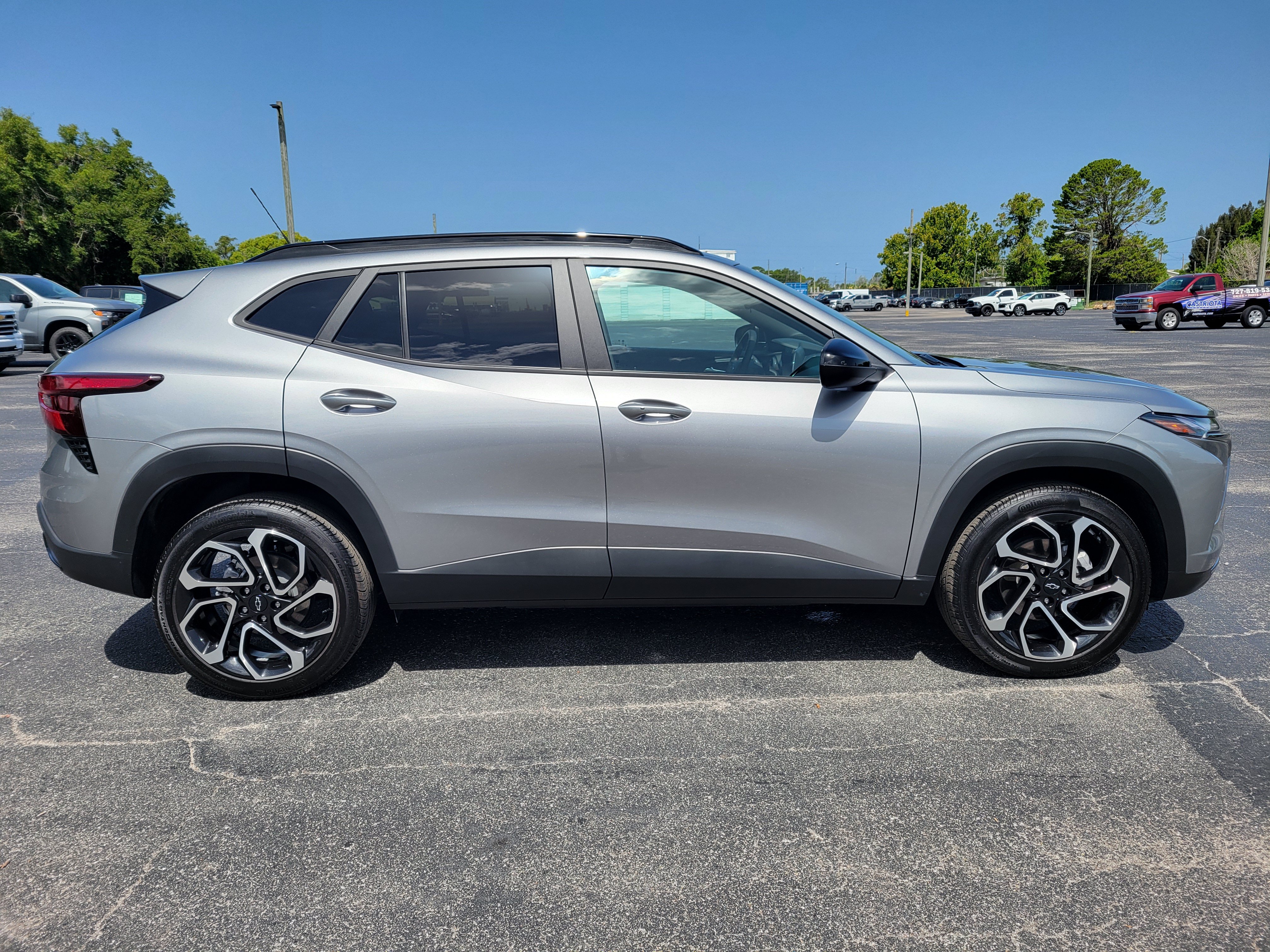 Used 2025 Chevrolet Trax RS w/ Sunroof Package FWD image 4