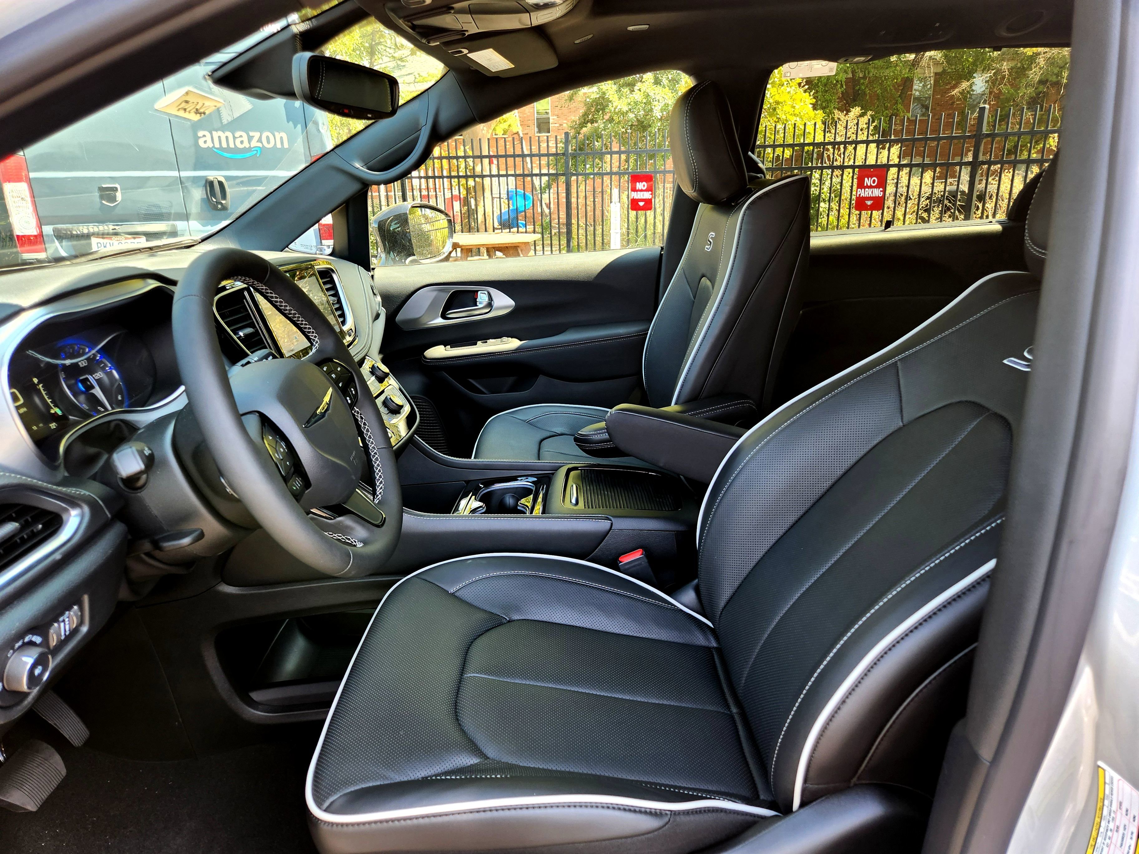 New 2026 Chrysler Pacifica Limited w/ Uconnect Theater Family Group image 18