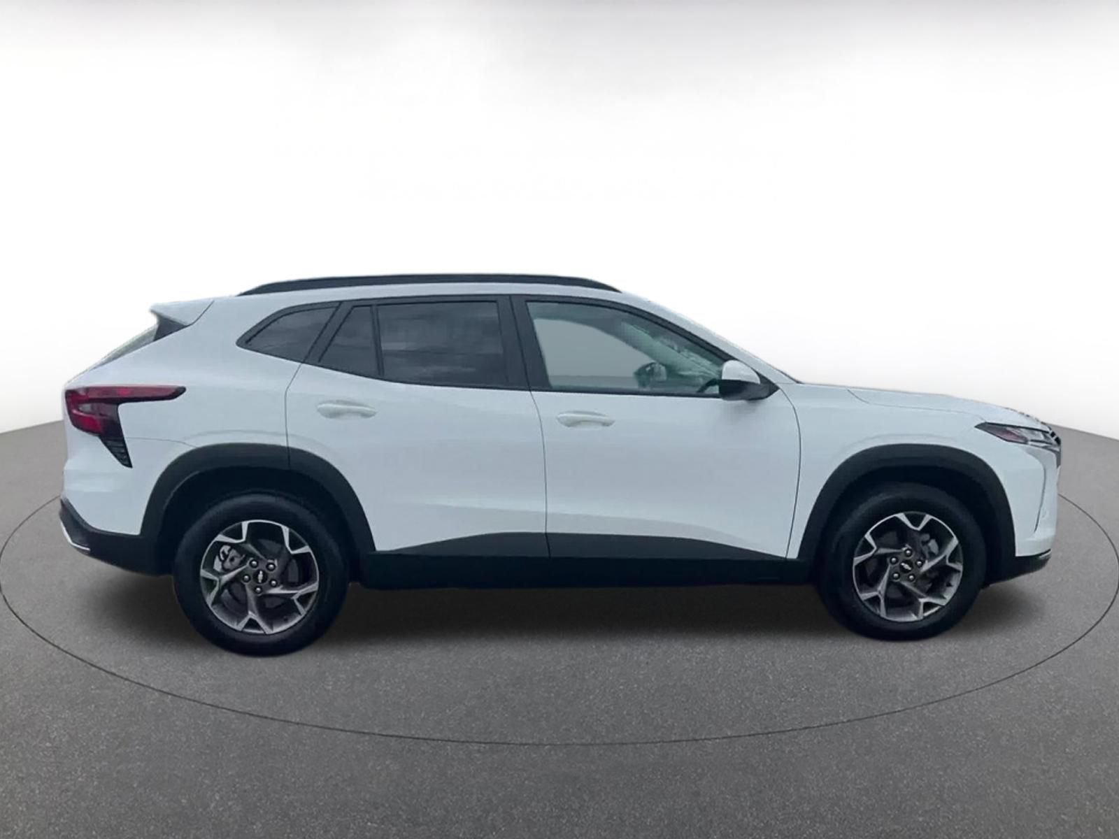 Used 2025 Chevrolet Trax LT FWD image 16