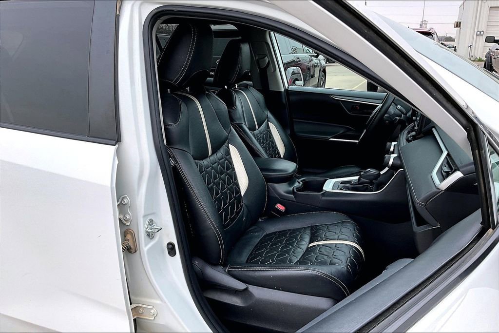 Used 2022 Toyota RAV4 LE image 10