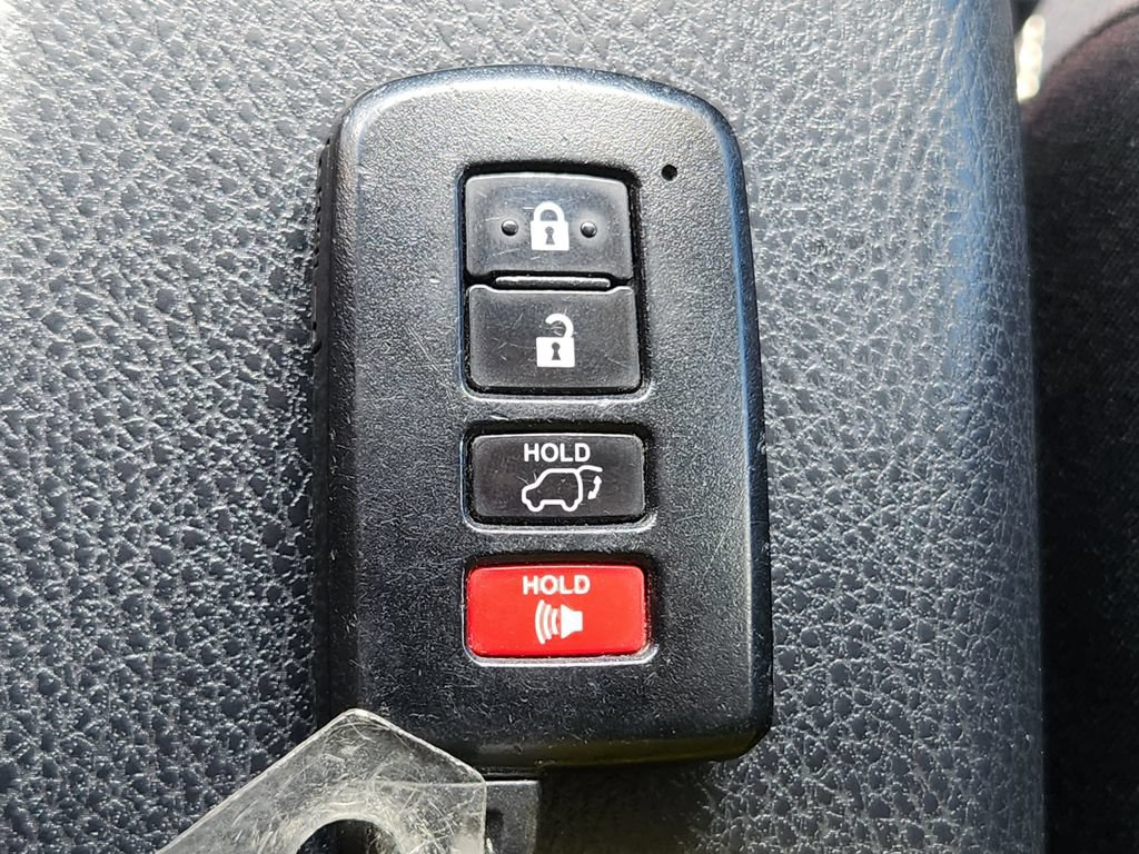 Used 2017 Toyota RAV4 XLE w/ Convenience Package AWD/4WD image 29