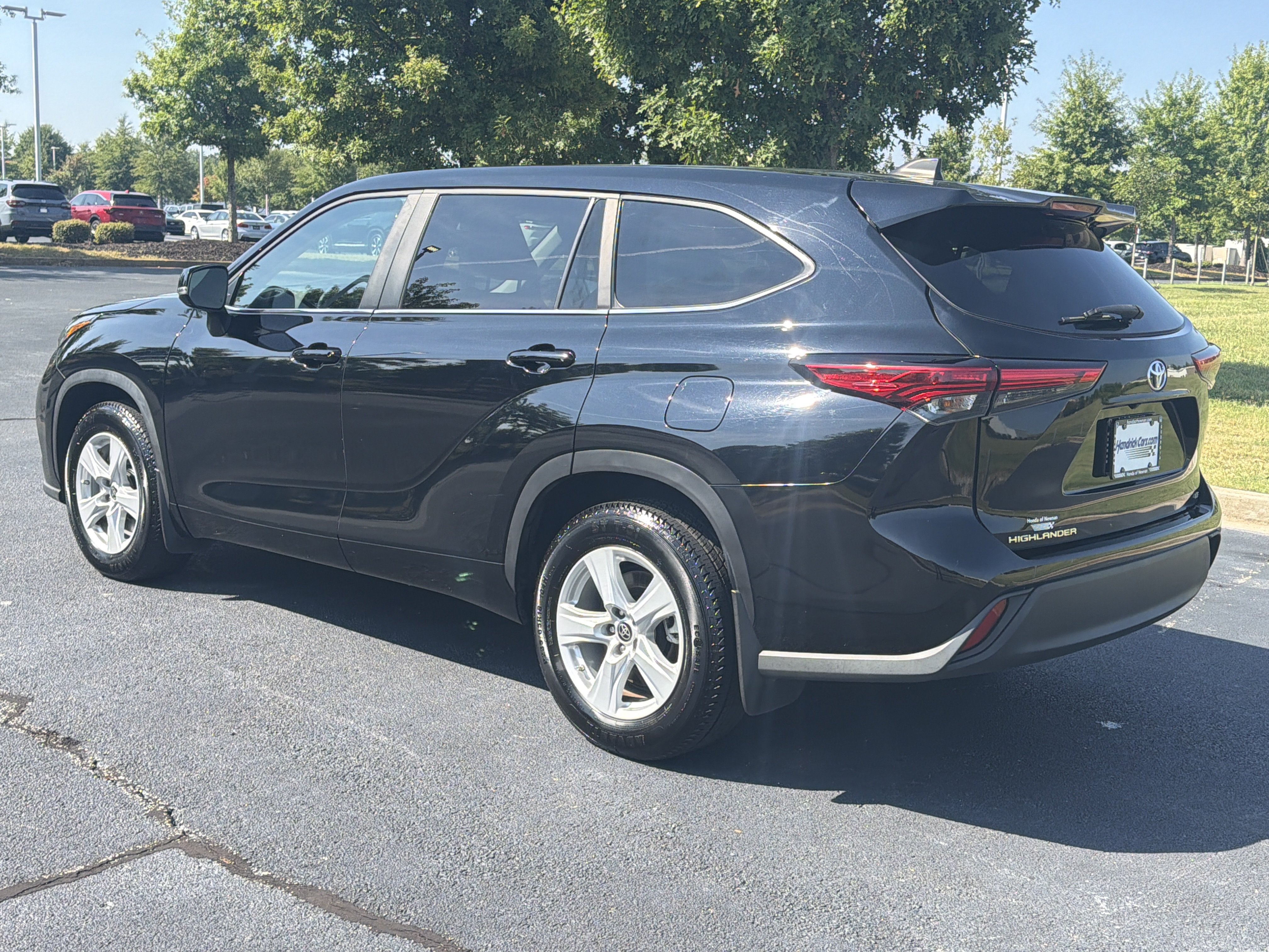 Used 2023 Toyota Highlander LE FWD image 7