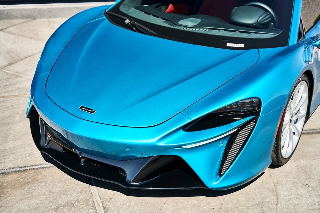 Used 2024 McLaren Artura RWD image 3