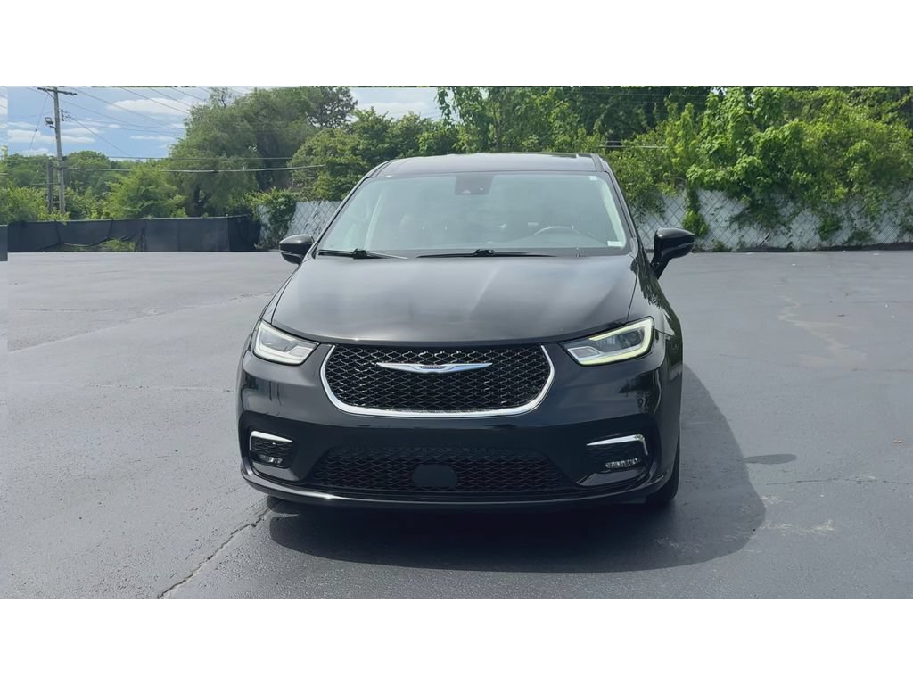 Used 2024 Chrysler Pacifica Touring-L FWD image 3