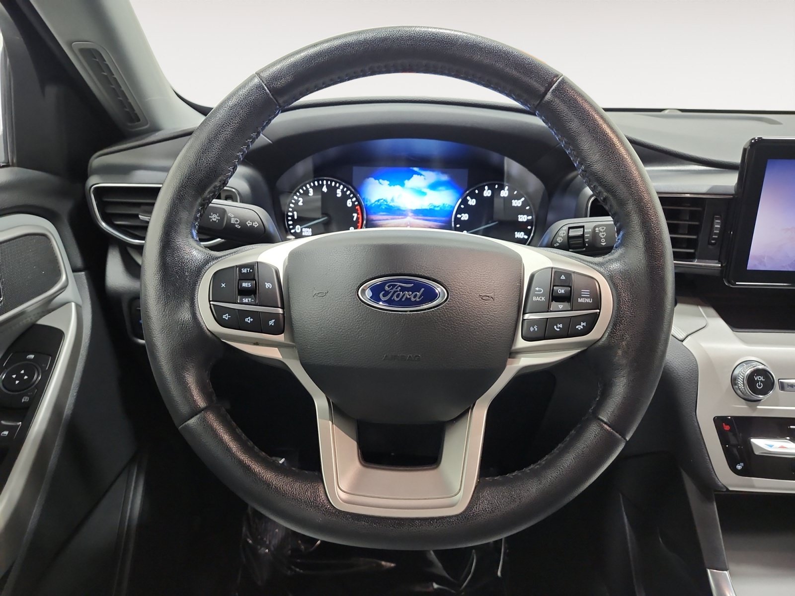 Used 2021 Ford Explorer XLT w/ Equipment Group 202A AWD/4WD image 13