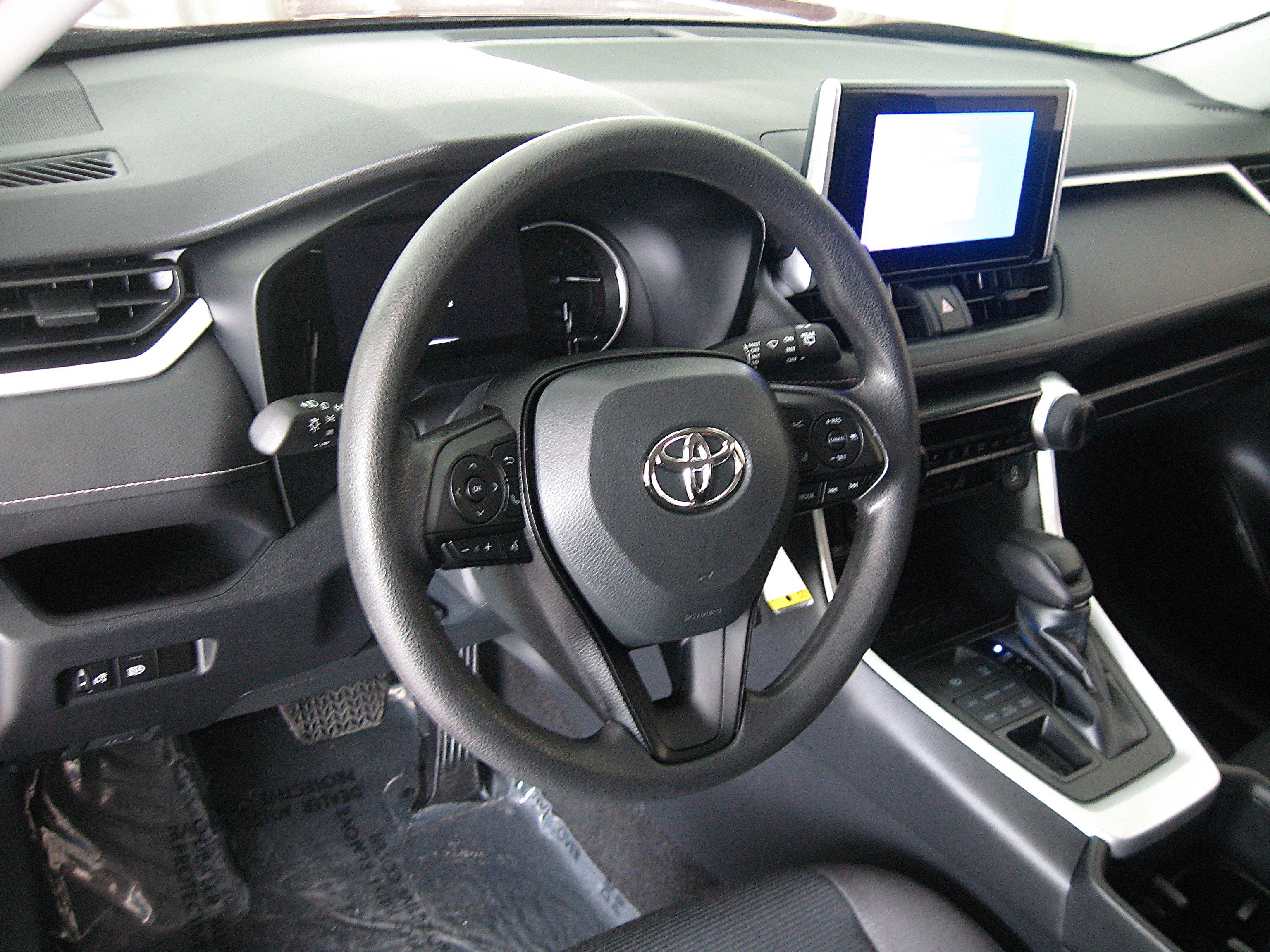 Used 2023 Toyota RAV4 LE image 9