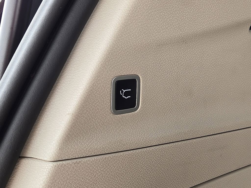Used 2023 Chrysler Pacifica Touring-L FWD image 14