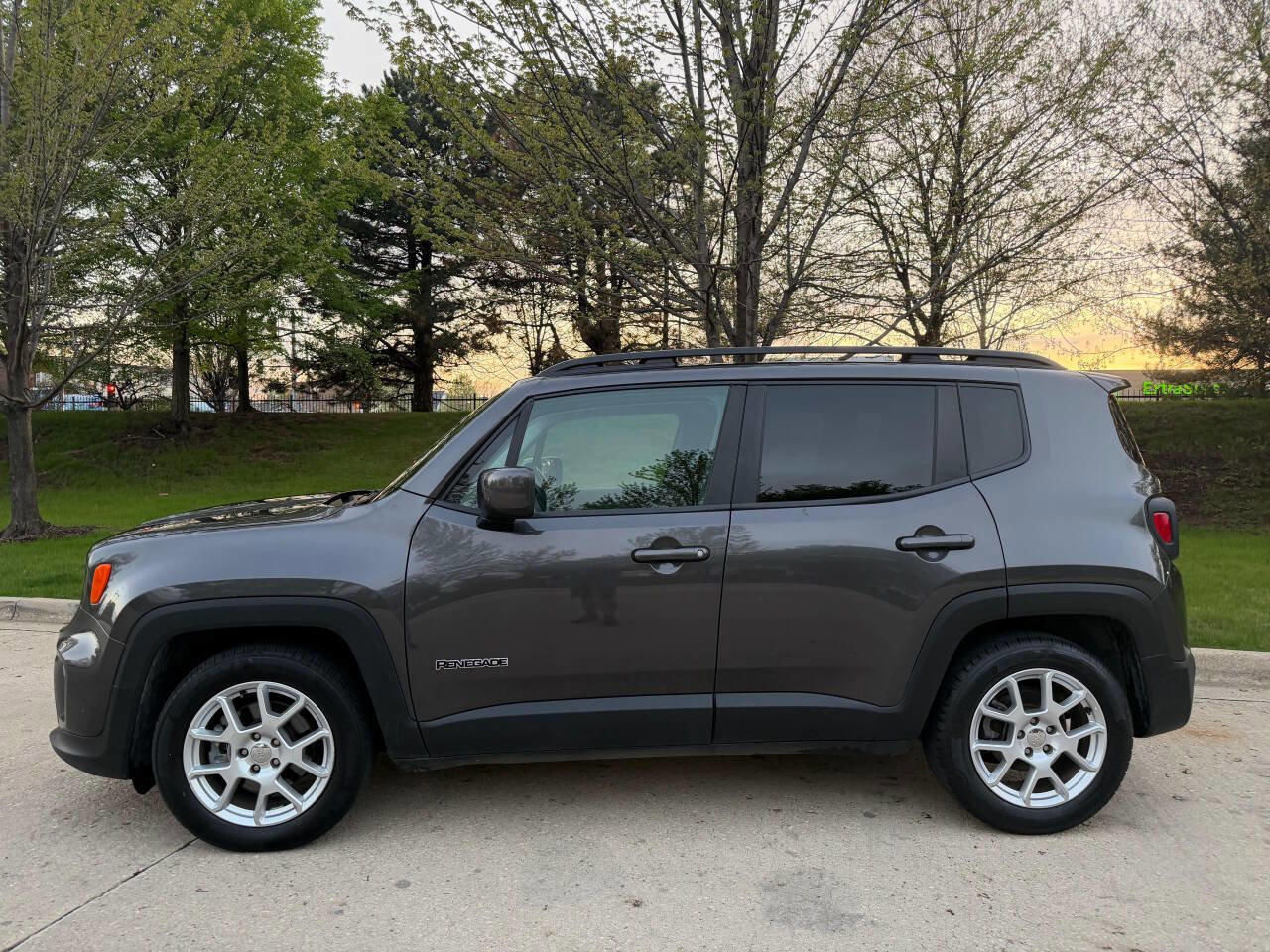 Used 2021 Jeep Renegade Latitude FWD image 17