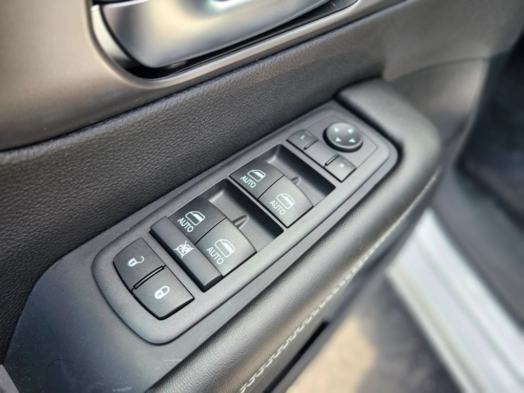 New 2026 Chrysler Pacifica Select w/ S Appearance Package AWD/4WD image 18