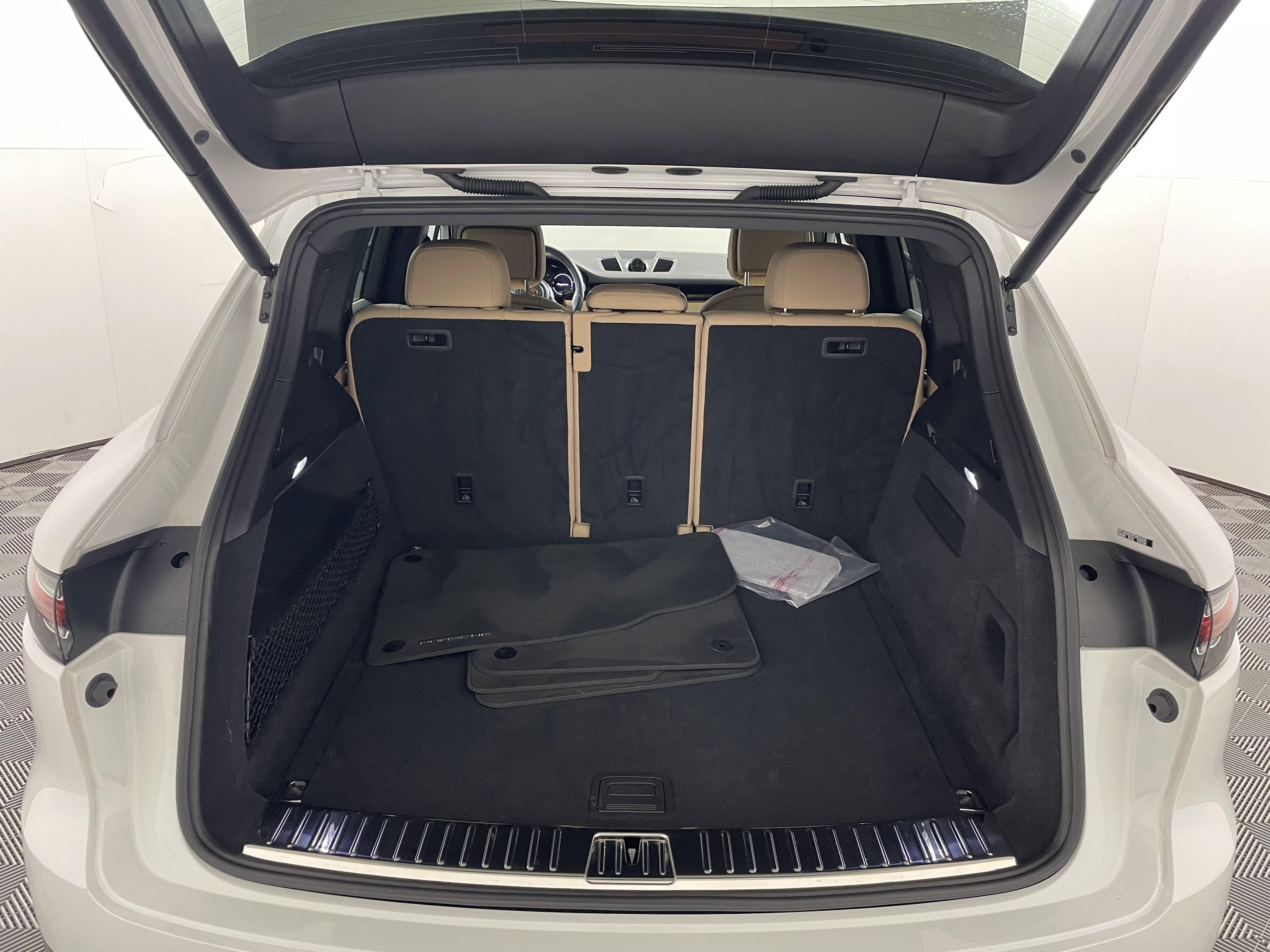 Used 2023 Porsche Cayenne image 21