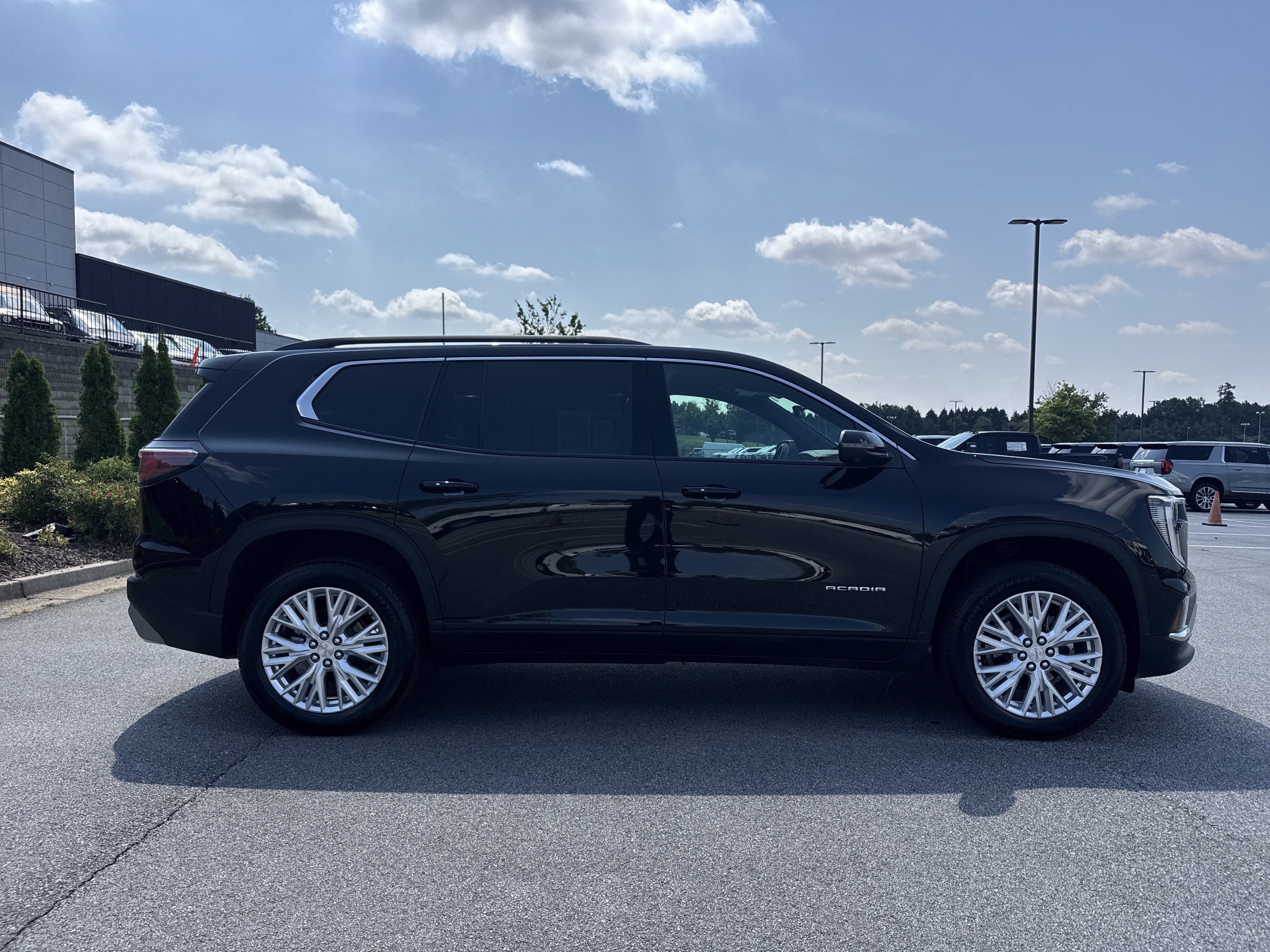 Used 2026 GMC Acadia Elevation w/ Elevation Premium Package FWD image 11