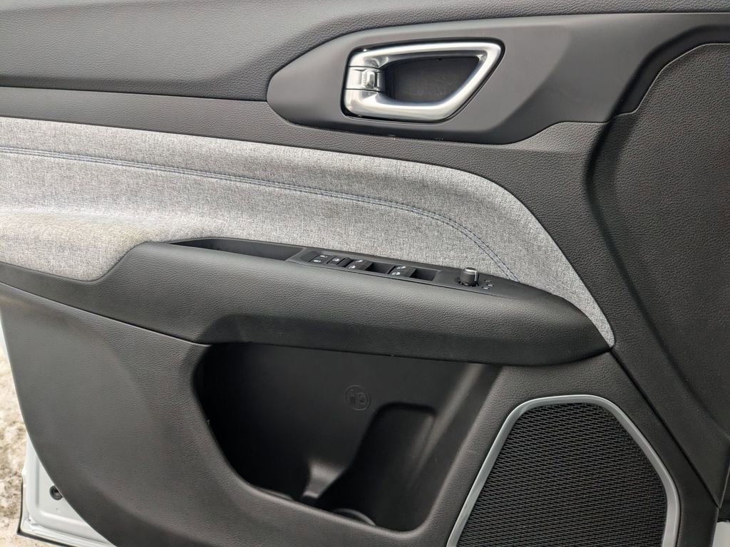 Used 2025 Jeep Compass Latitude image 13