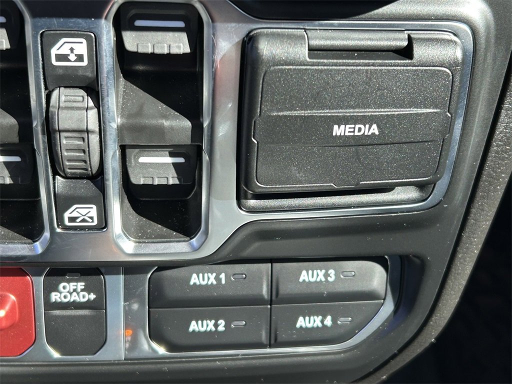 Used 2025 Jeep Gladiator Mojave w/ Safety Group image 36