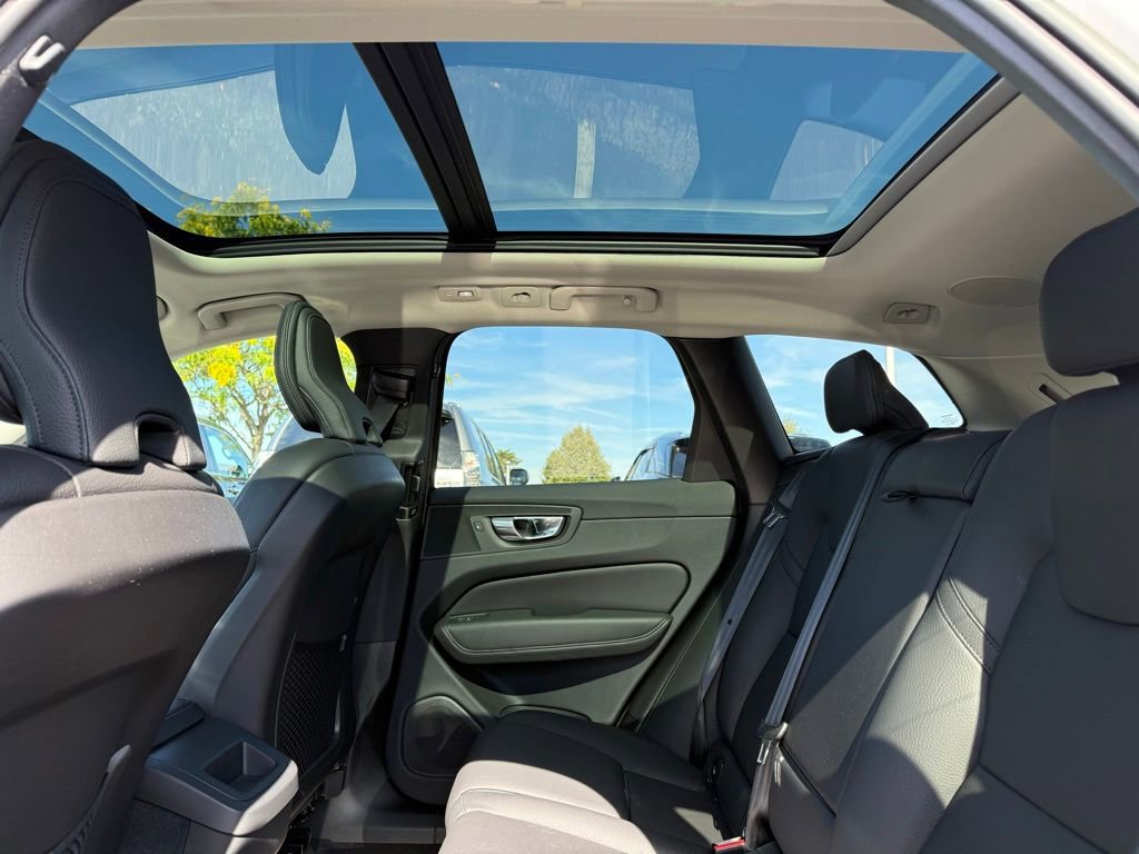 Used 2023 Volvo XC60 B5 Plus image 15
