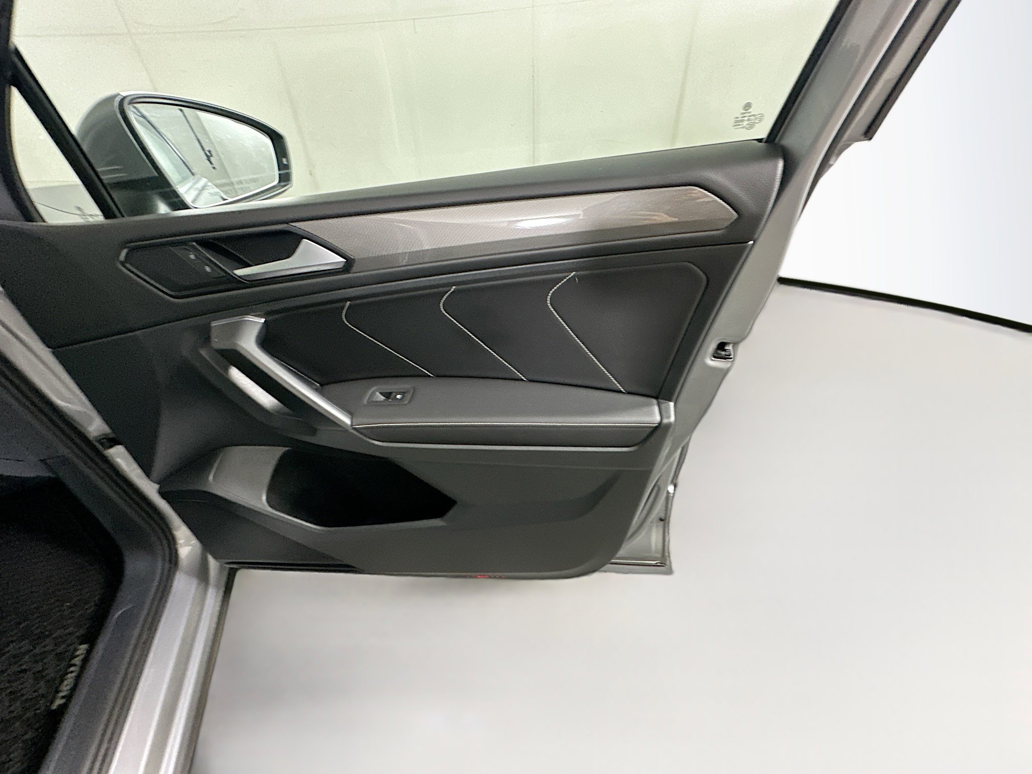 Used 2022 Volkswagen Tiguan SE w/ Panoramic Sunroof Package image 32