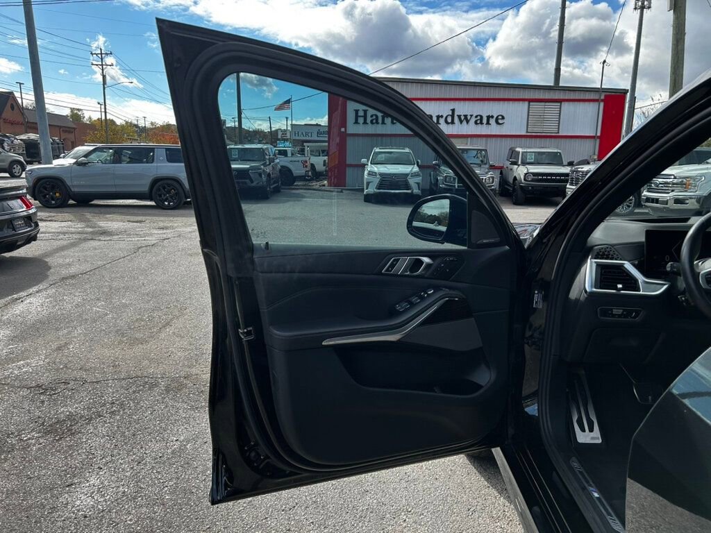 Used 2023 BMW X7 xDrive40i w/ M Sport Package image 9