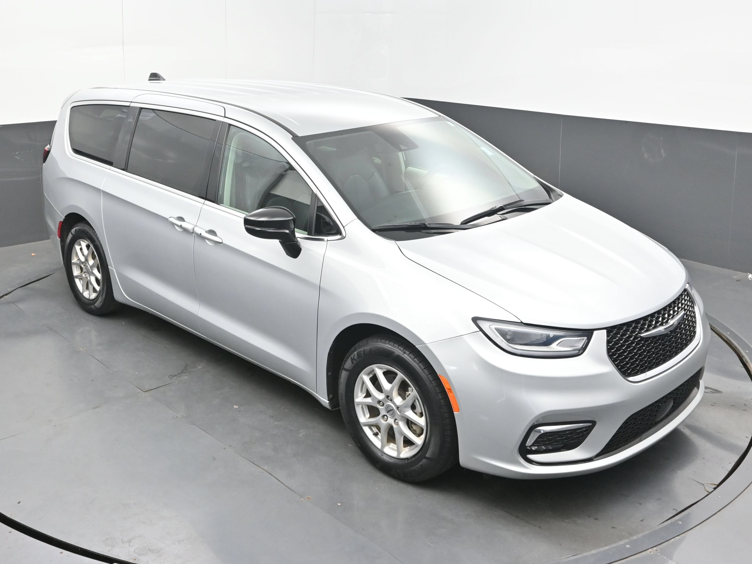 Used 2024 Chrysler Pacifica Touring-L FWD image 28