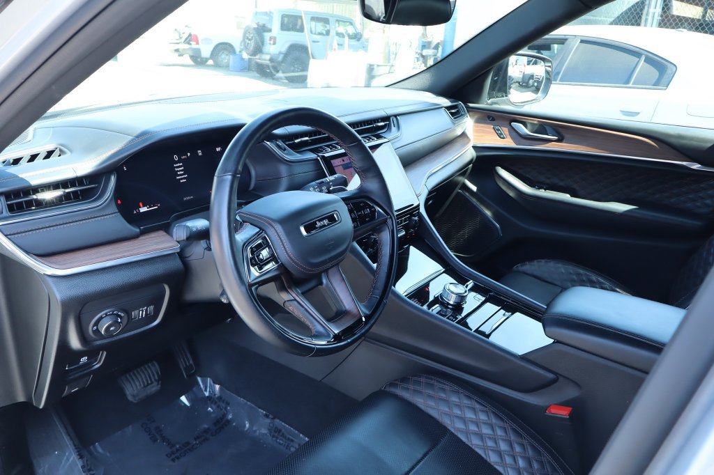 Used 2025 Jeep Grand Cherokee Summit w/ Obsidian Package AWD/4WD image 17