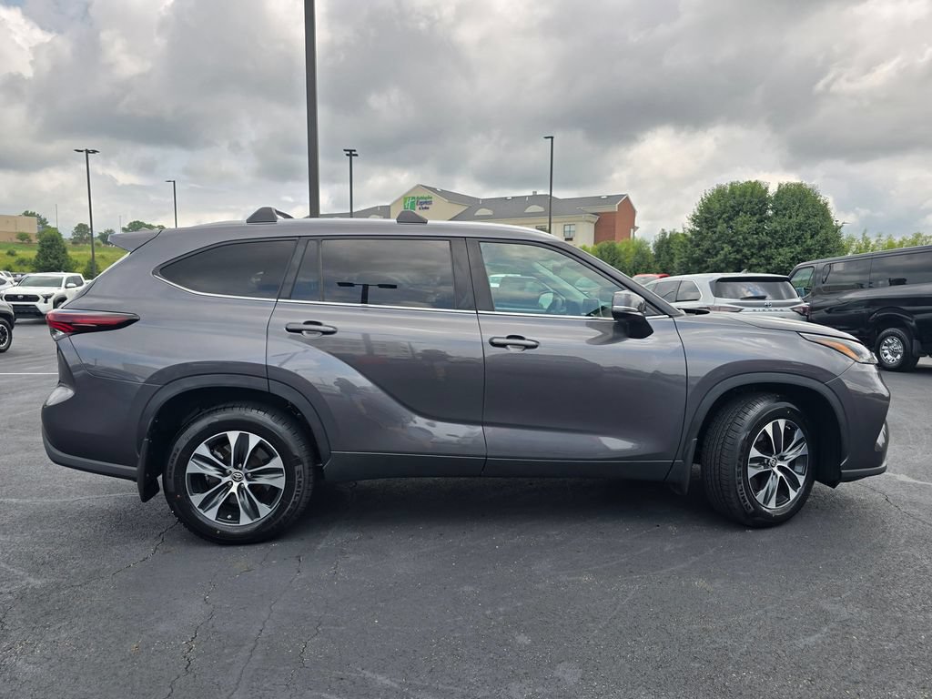 Used 2024 Toyota Highlander XLE AWD/4WD image 9