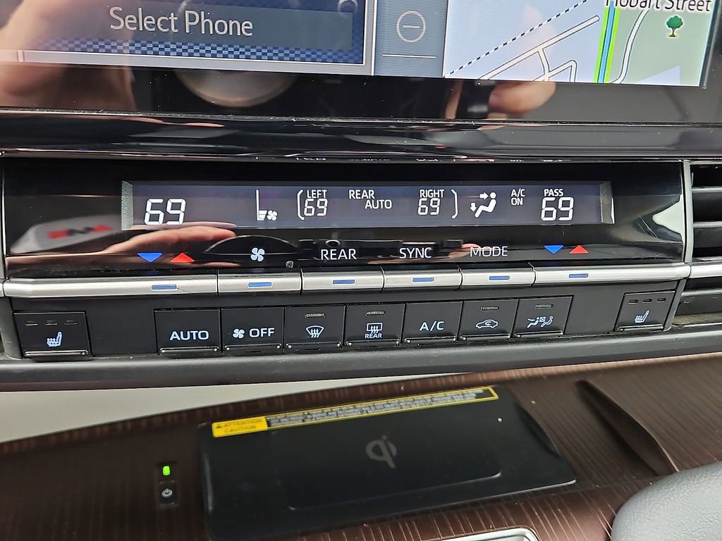 Used 2022 Toyota Sienna XLE w/ XLE Plus Package image 18