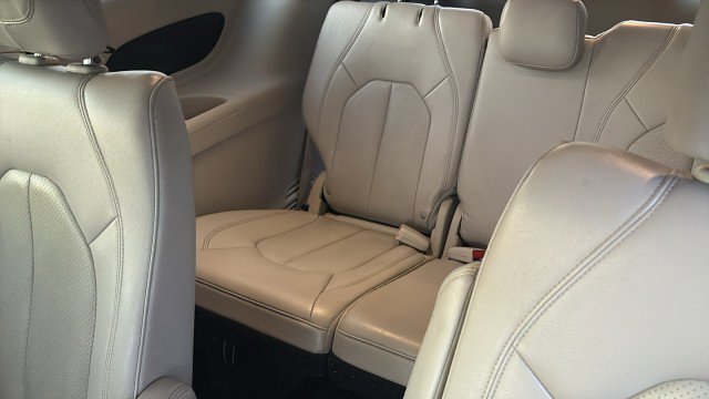 Used 2021 Chrysler Pacifica Touring-L image 27