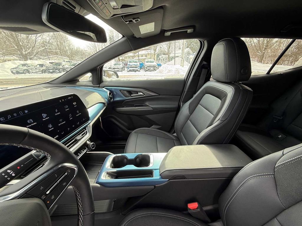 Used 2025 Chevrolet Equinox EV LT w/ Convenience Package image 18